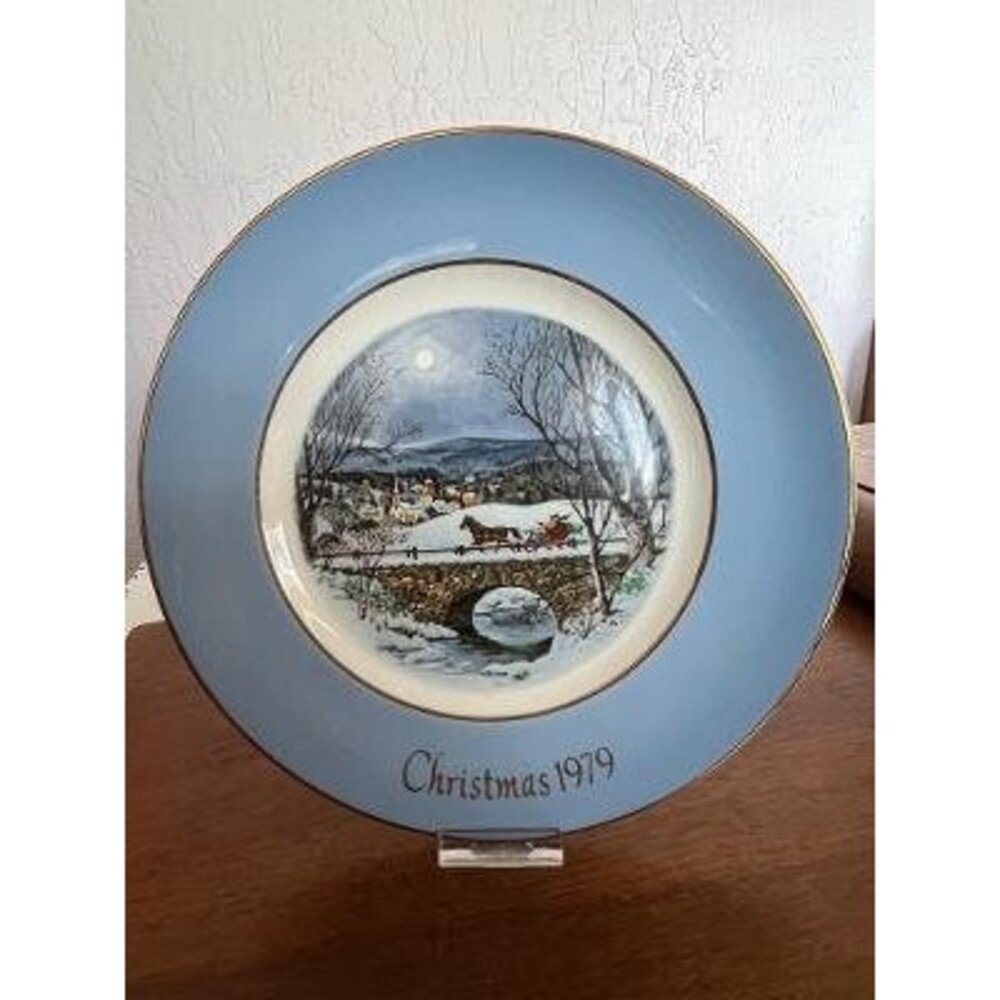 Avon ;Dashing Through the Snow Christmas Plate 1979